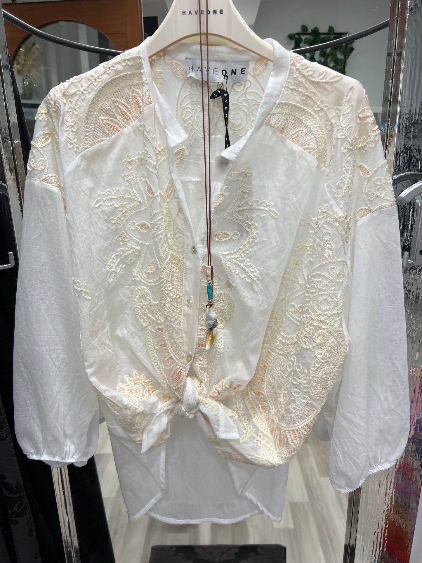 Camicia ricamo e collana haveone