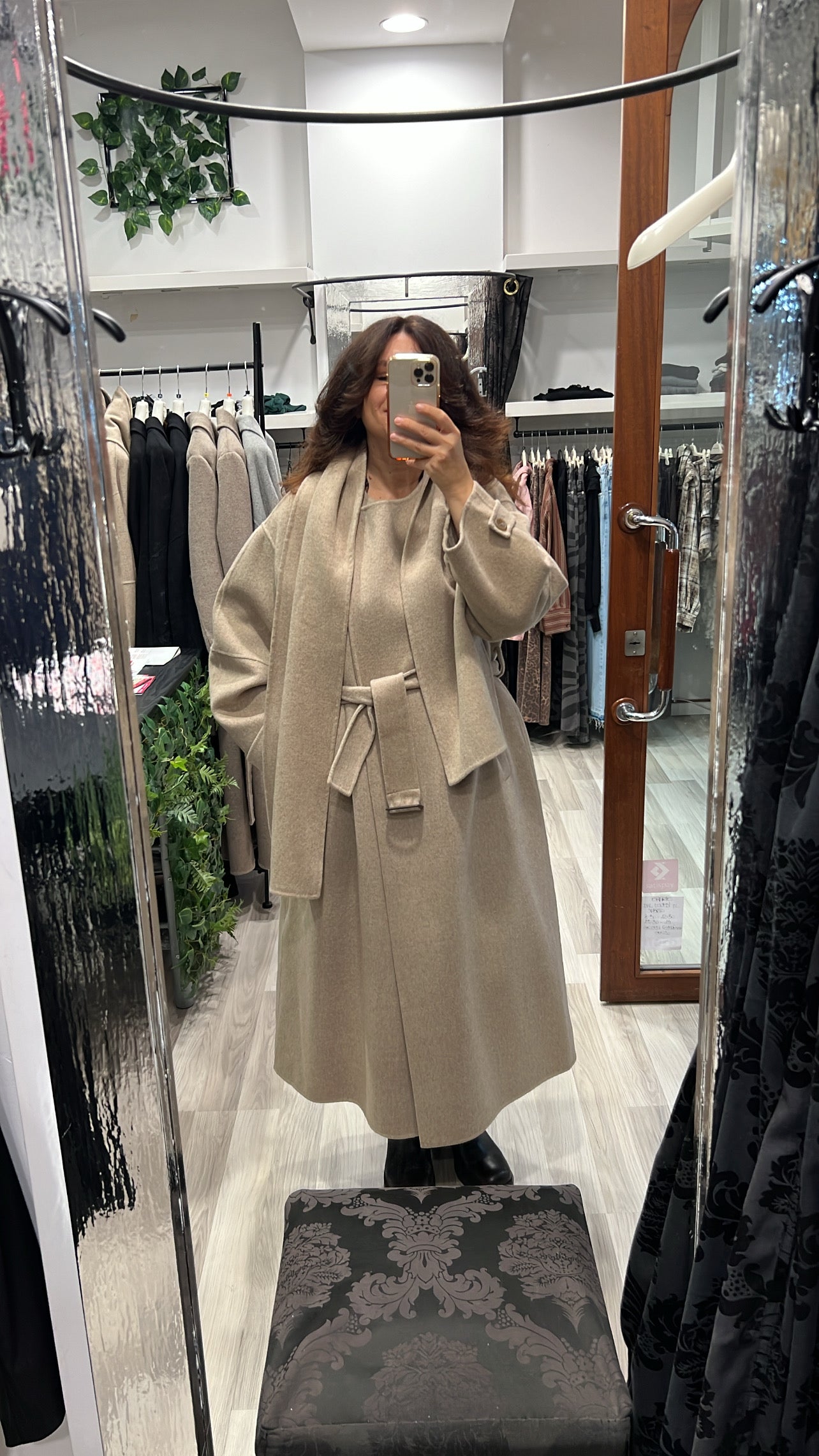 Cappotto cintura e sciarpa haveone