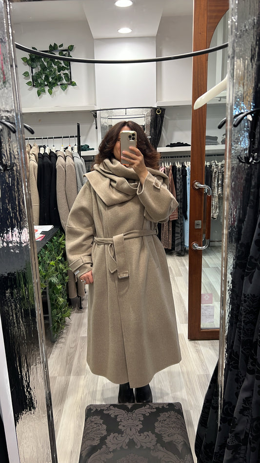Cappotto cintura e sciarpa haveone